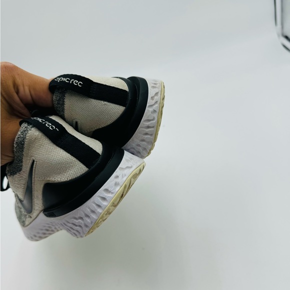 Nike Womens Epic React Flyknit 2 Black and White size 6.5 - Picture 9 of 11